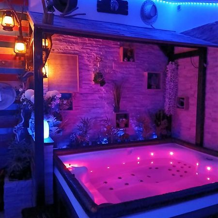 L'Histoire De L'Ouest , Jacuzzi Appartement Dole Kültér fotó